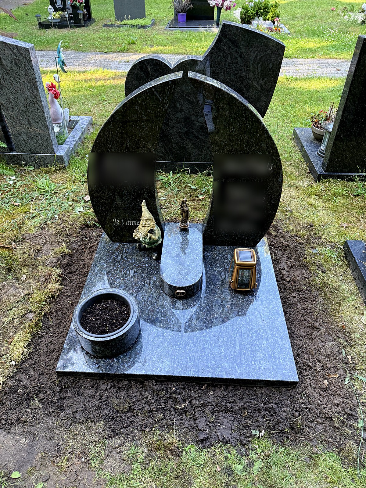 Dezelfde grafsteen schoon, helder en beschermd, na de reiniging